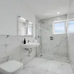 150qm 8 Personen Neuss, Duesseldorf Mit Terrasse, Parkplatz, Kueche * Neuss