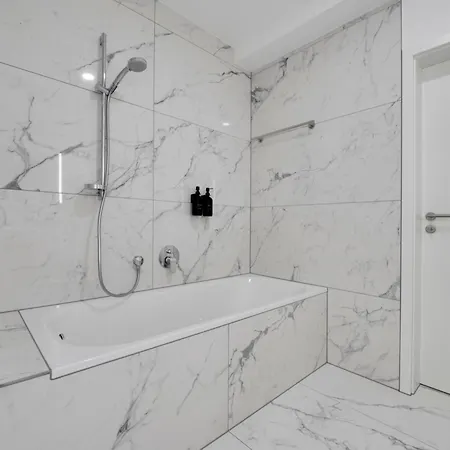 150qm 8 Personen Neuss, Duesseldorf Mit Terrasse, Parkplatz, Kueche Lägenhet