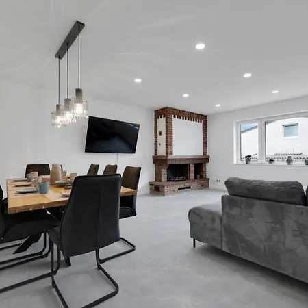 150qm 8 Personen Neuss, Duesseldorf Mit Terrasse, Parkplatz, Kueche Lägenhet