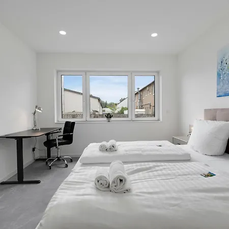 150qm 8 Personen Neuss, Duesseldorf Mit Terrasse, Parkplatz, Kueche Lägenhet *