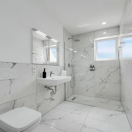 150qm 8 Personen Neuss, Duesseldorf Mit Terrasse, Parkplatz, Kueche * Neuss