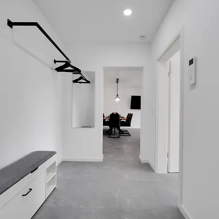 150qm 8 Personen Neuss, Duesseldorf Mit Terrasse, Parkplatz, Kueche *