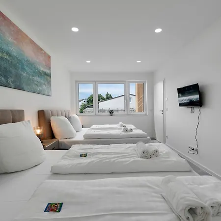 150qm 8 Personen Neuss, Duesseldorf Mit Terrasse, Parkplatz, Kueche Lägenhet