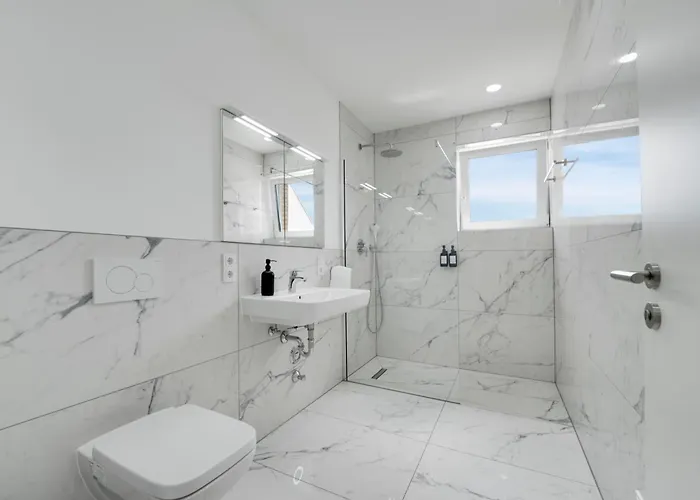 150qm 8 Personen Neuss, Duesseldorf Mit Terrasse, Parkplatz, Kueche * Neuss