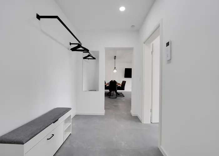 150qm 8 Personen Neuss, Duesseldorf Mit Terrasse, Parkplatz, Kueche *