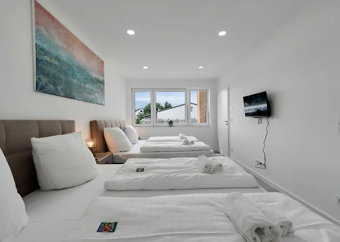 150qm 8 Personen Neuss, Duesseldorf Mit Terrasse, Parkplatz, Kueche Lejlighed